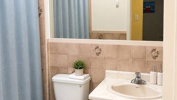 Suite | Bathroom | Free toiletries, towels, soap, shampoo
