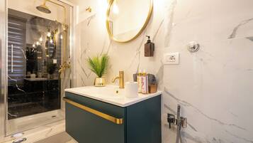Dusche, Haartrockner, Bidet, Seife