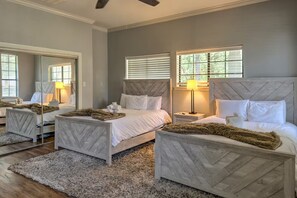 3 bedrooms, iron/ironing board, travel cot, free WiFi - Lakefront Haven with Dock at Lake Lewisville (Oak Point)