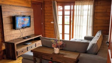 Chalet, 3 habitaciones, vista a la montaña | Área de sala de estar | Smart TV de 42 pulgadas con canales digitales y Netflix