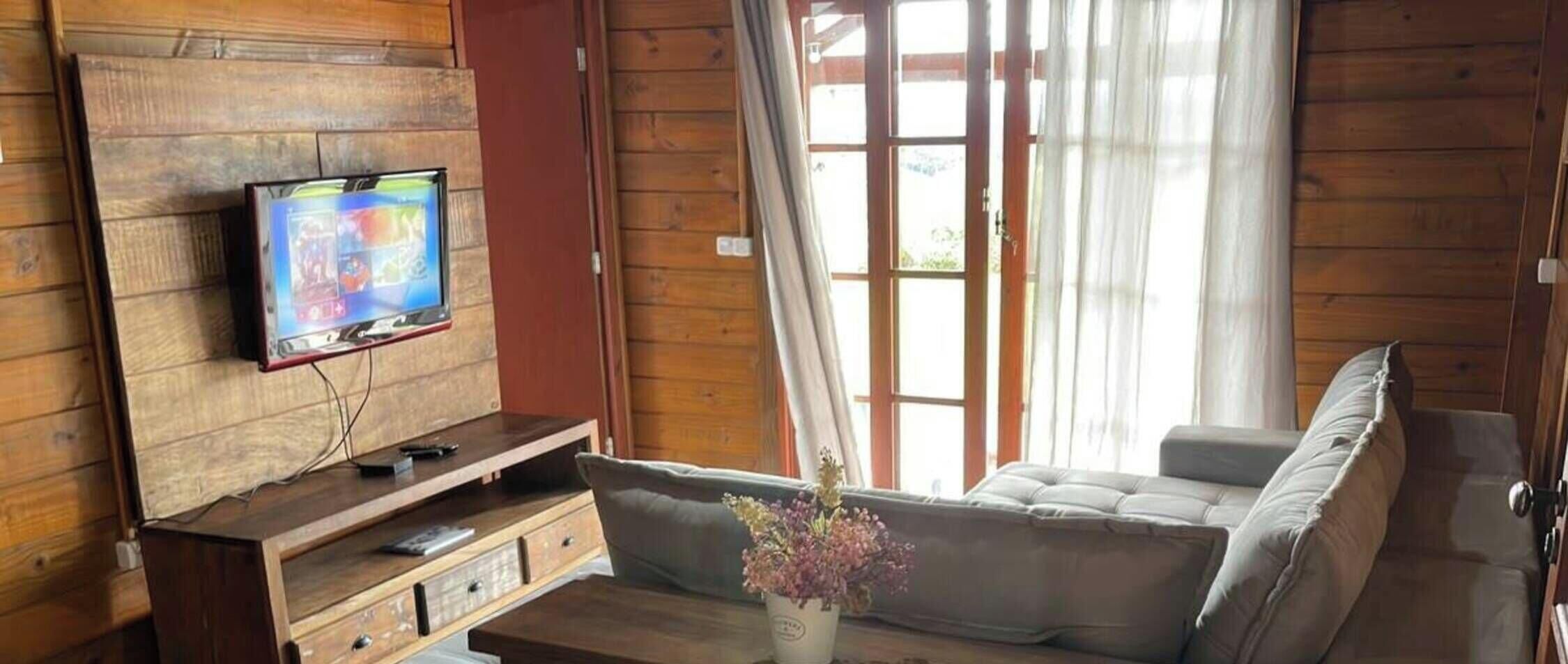 小木屋, 3 間臥室, 山景 | 客廳 | 42 吋智能電視連數碼電視頻道、Netflix、串流服務