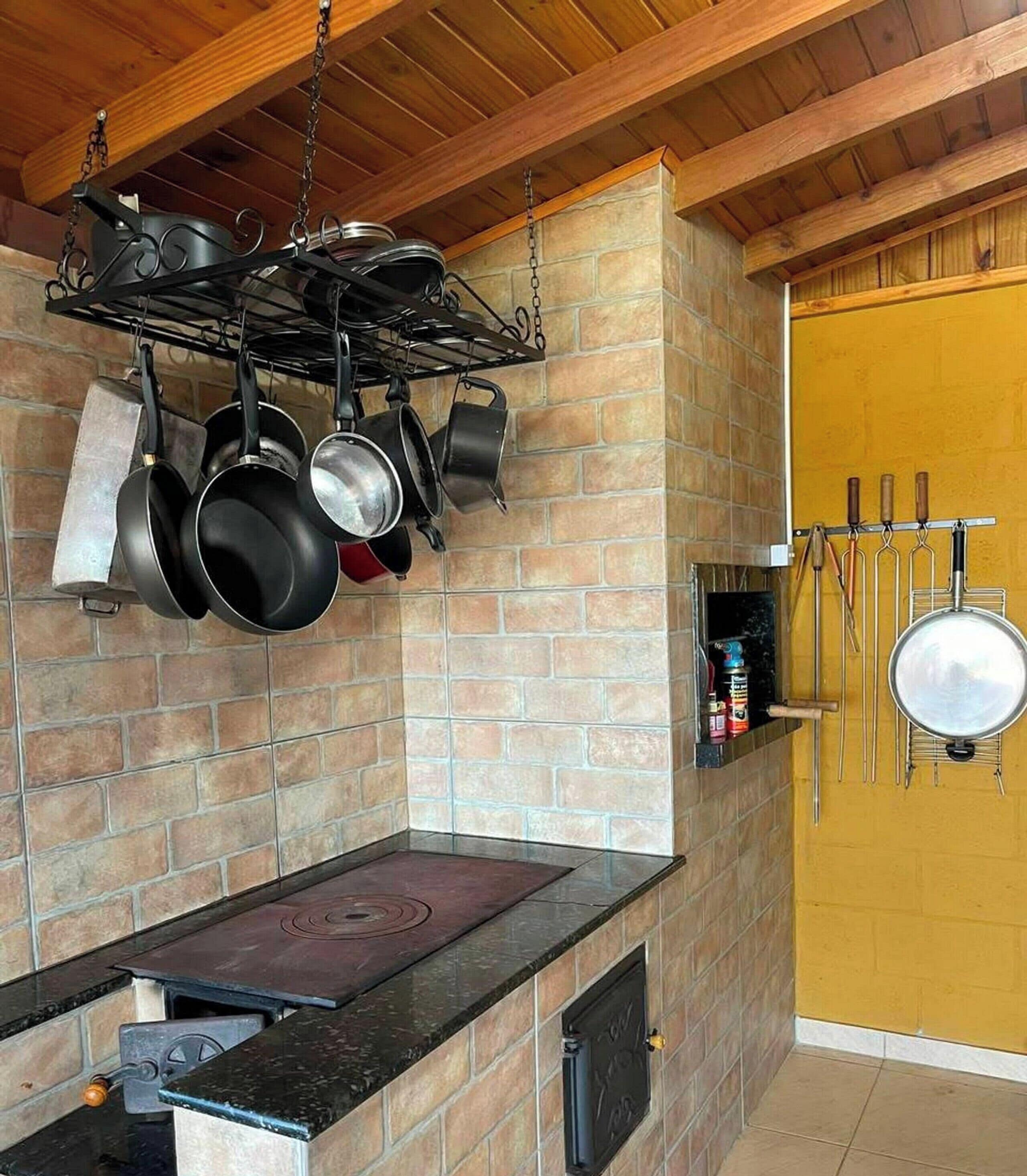 Chalet, 3 kamar tidur, pemandangan gunung | Dapur pribadi | Lemari es, microwave, peralatan masak/sendok-piring, dan meja makan