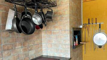 Chalet, 3 kamar tidur, pemandangan gunung | Dapur pribadi | Lemari es, microwave, peralatan masak/sendok-piring, dan meja makan