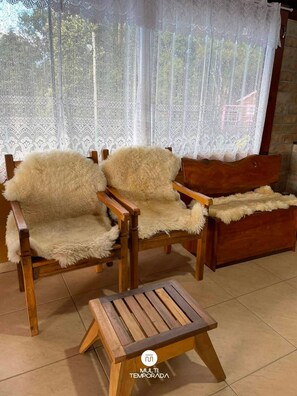 Chalet, 3 Schlafzimmer, Balkon, Bergblick | Badezimmer | Dusche, Haartrockner, Handtücher, Toilettenpapier