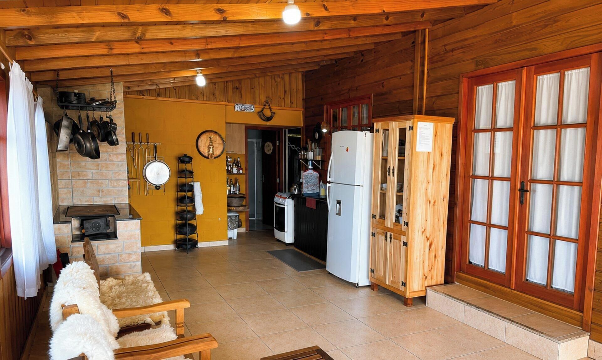 Chalet, 3 habitaciones, vista a la montaña | Área de sala de estar | Smart TV de 42 pulgadas con canales digitales y Netflix 