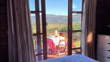 Chalé Sol da Invernadinha - Rancho Queimado/SC | Roupas de cama premium, individualmente decorados