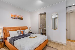 Iron/ironing board, WiFi, bed sheets - Elegance @One Rosebank|Queen Bed|Fast WIFI|Mall|Business Center (Johannesburg)