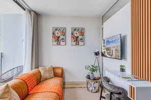Living area - Elegance @One Rosebank|Queen Bed|Fast WIFI|Mall|Business Center (Johannesburg)