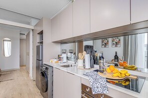 Private kitchen - Elegance @One Rosebank|Queen Bed|Fast WIFI|Mall|Business Center (Johannesburg)