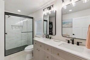 シャワー、タオル、石鹸、トイレットペーパー