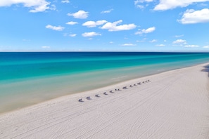 Ein Strand mit blauem Himmel und ruhiger See.