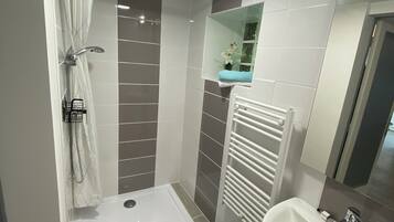 Serviettes fournies, papier toilette