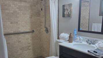 Secador de cabelo, toalhas de banho, sabonete, papel higiênico