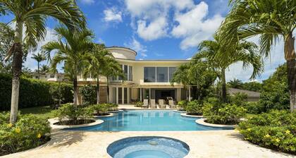 Air Conditioning in the Living Room • Private Pool • Modern