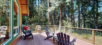 Lopez Island escape with stunning views, hiking nearby & sunset vistas