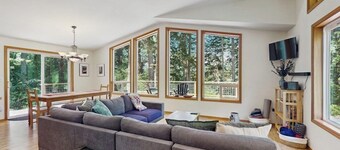 Lopez Island escape with stunning views, hiking nearby & sunset vistas
