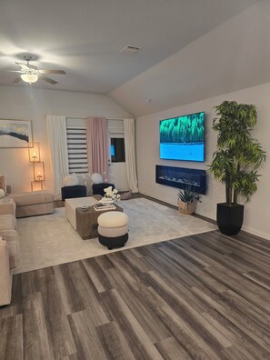 Living area - Cozy Luxury Getaway near Frisco and Prosper (Krugerville)
