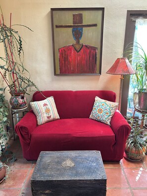Fireplace, DVD player, books - La Casa Rosa (Taos)