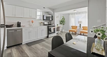 Modren 4BD 2BA Home Near Downtown / Metra