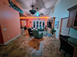 Living area - Beautiful 3/3 on deep water canal. floating dock, kayak ramp, game room (Crystal River)