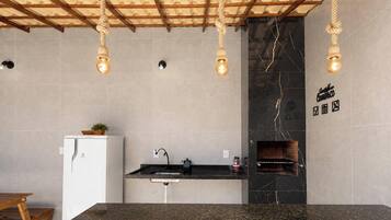 Casa, 2 habitaciones, acceso a la piscina, vistas al patio | Cocina privada | Frigorífico, microondas, utensilios de cocina y mesa de comedor