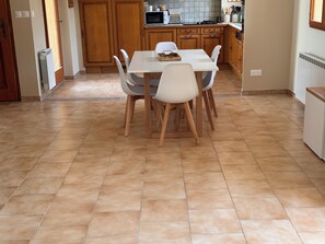 Dining - Gite des Santolines in the Luberon, between Gordes and L'Isle-sur-la-Sorgue (Lagnes)