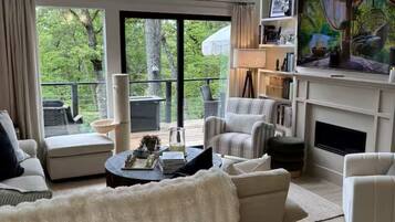Smart-TV, Kamin, Bücher