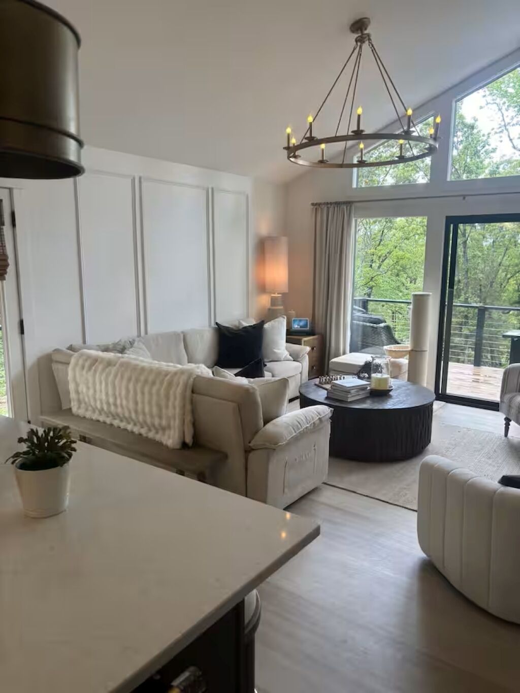 TV connectée, cheminée, livres