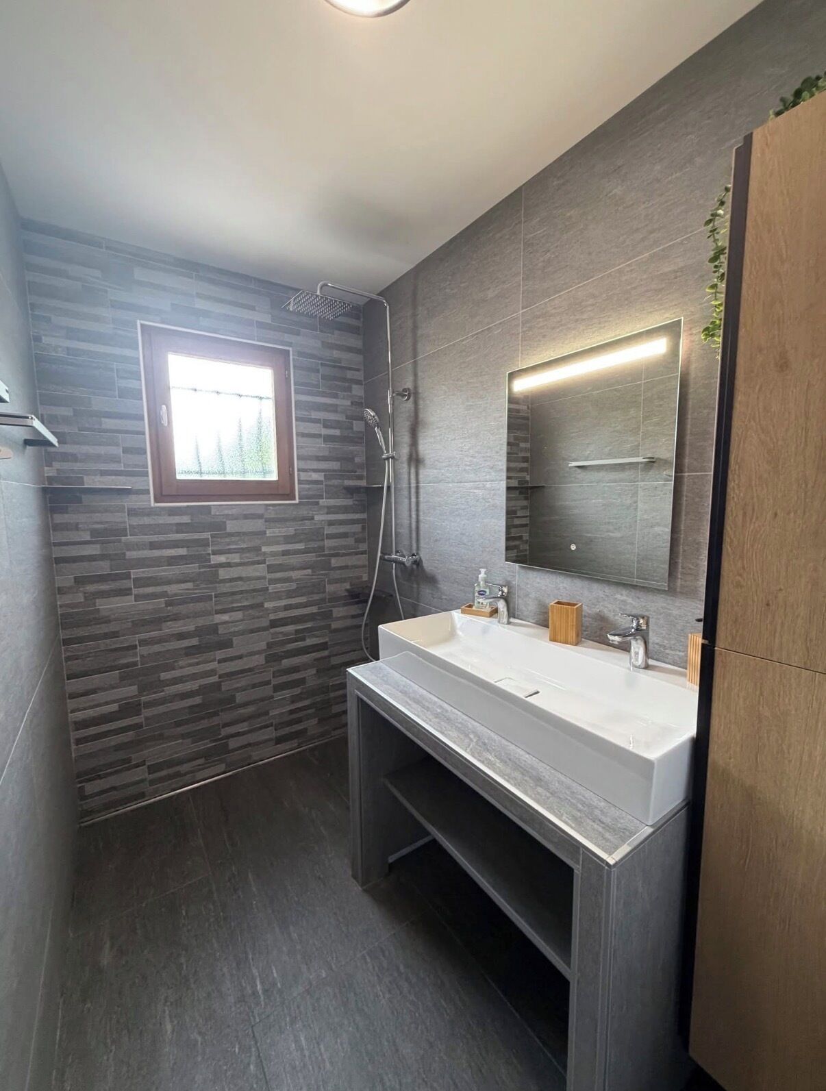 Een douche, een haardroger, handdoeken, zeep