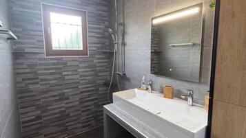 Een douche, een haardroger, handdoeken, zeep
