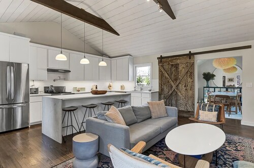 Outdoor Oasis 4-bedroom house with a granite pool in charming East Hampton