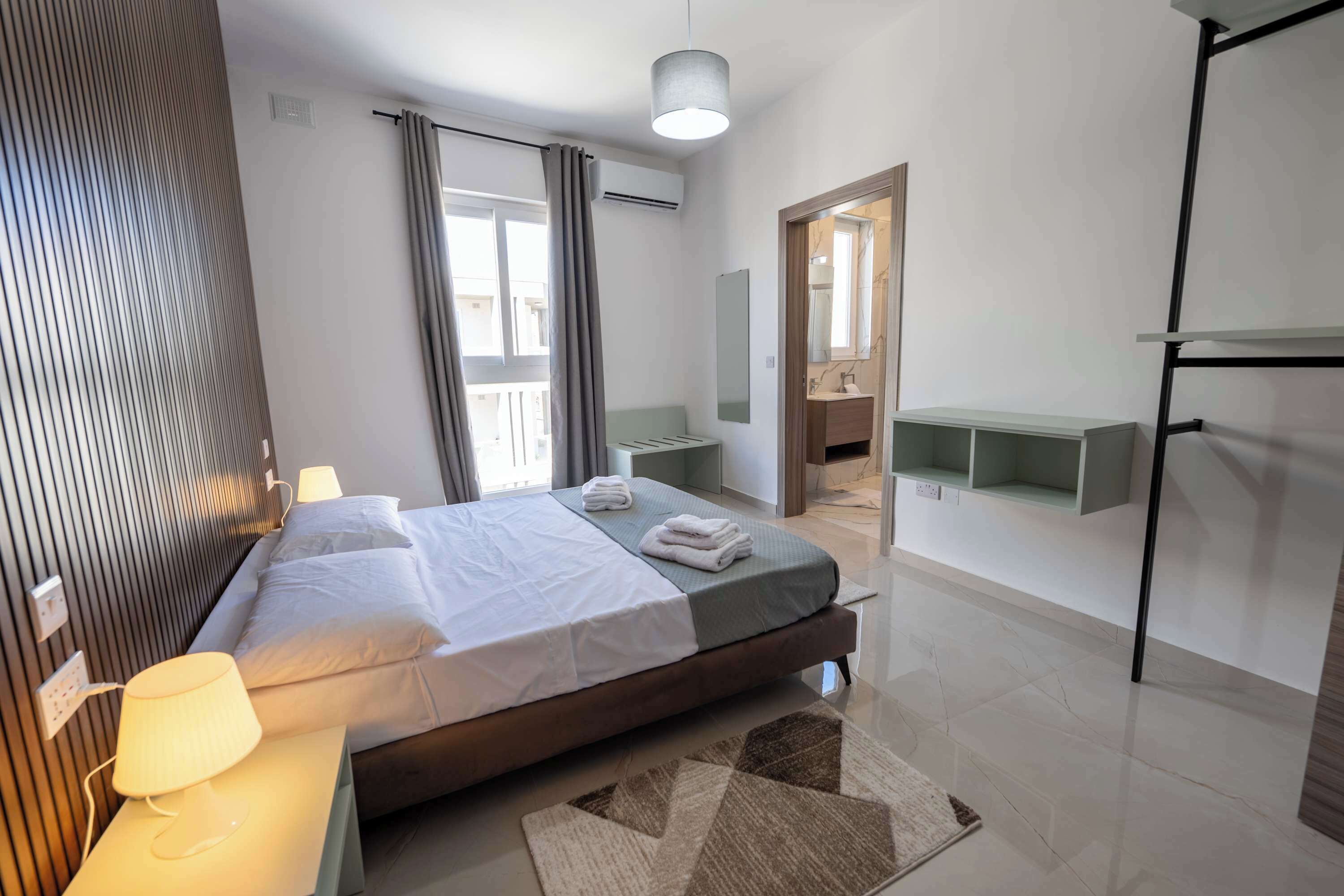 3 habitaciones, tabla de planchar con plancha, wifi y ropa de cama 