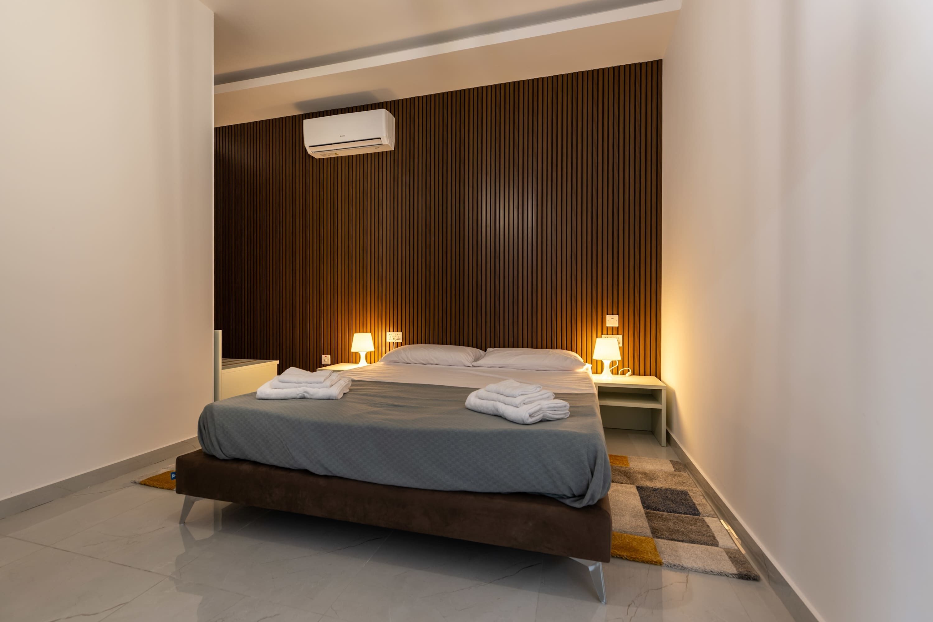 3 habitaciones, tabla de planchar con plancha, wifi y ropa de cama 