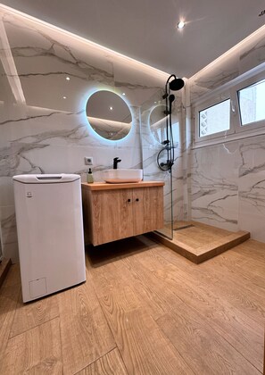 Shower, hair dryer, towels, soap - Southcoast Suite Vouliagmeni (Vouliagmeni)