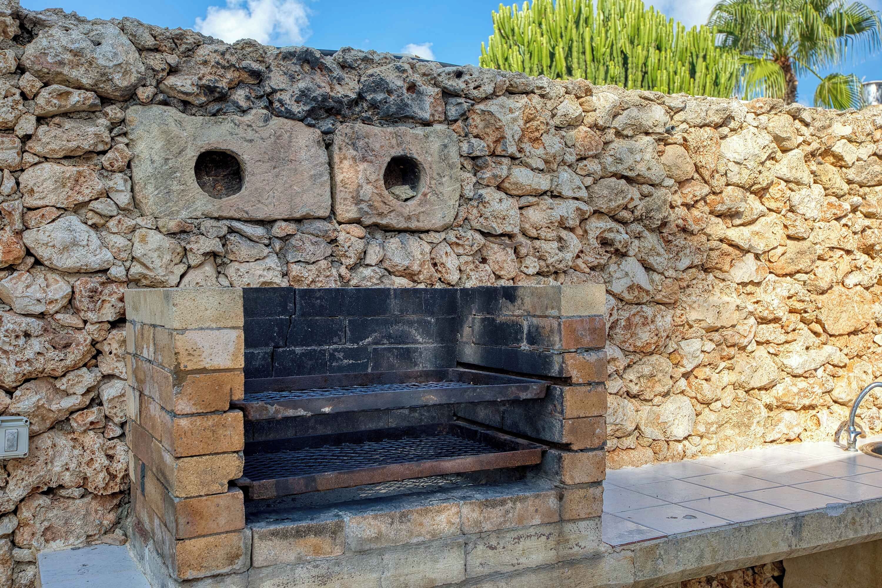 Eine Steinsäule mit integriertem Grillbereich.