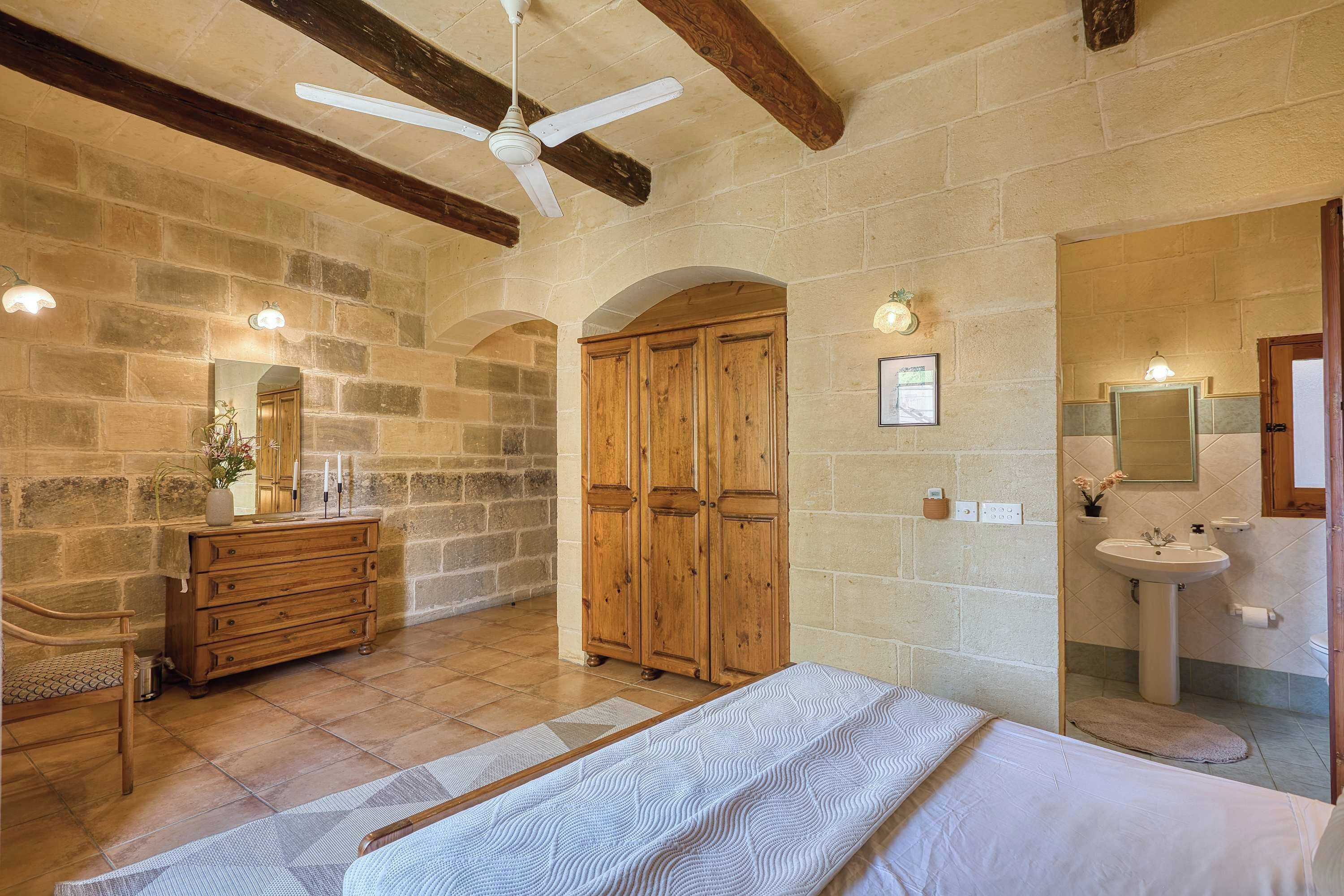 5 bedrooms, iron/ironing board, WiFi, bed sheets