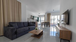 Ein modernes Wohnzimmer mit Sofa, Couchtisch und TV-Möbel.