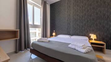 Een strijkplank/strijkijzer, wifi, beddengoed