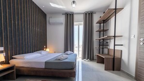 Une chambre d’hôtel moderne équipée d’un lit, d’une table de chevet et d’une bibliothèque intégrée.