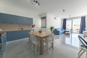 Eine moderne Wohnung mit Küche, Essbereich und Wohnzimmer.