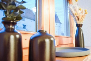 Three vases on a windowsill with a view of buildings outside. - Central Kempten | Sleeps 2 • Stylish (Kempten (Allgäu))