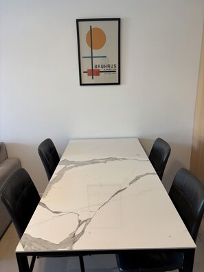 Departamento clásico, vista a la ciudad | Restaurantes