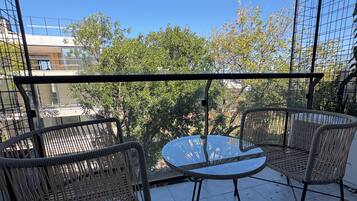 Departamento clásico, vista a la ciudad | Restaurante al aire libre