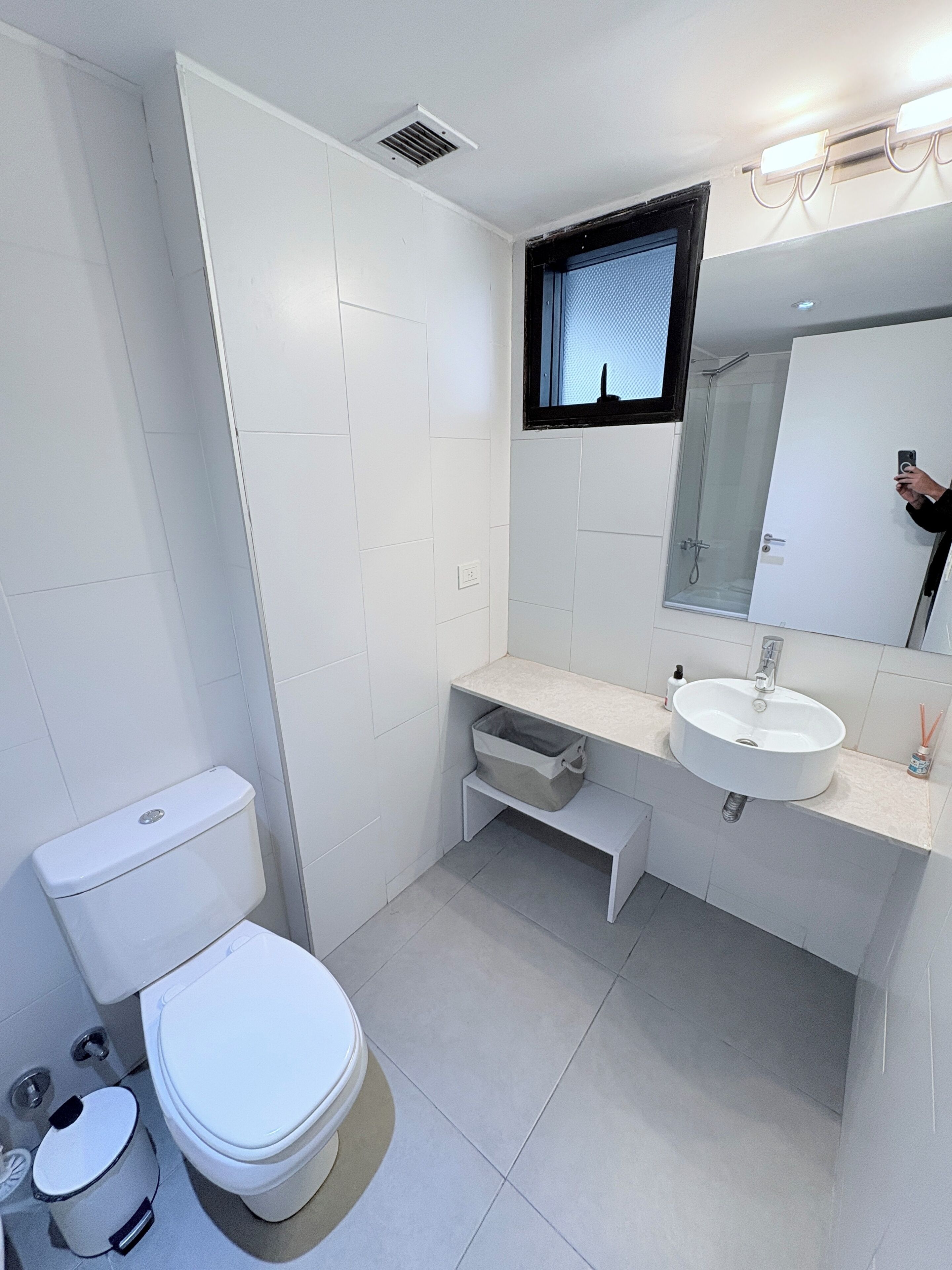 Departamento clásico, vista a la ciudad | Baño | Secadora de cabello, toallas, jabón, shampoo 