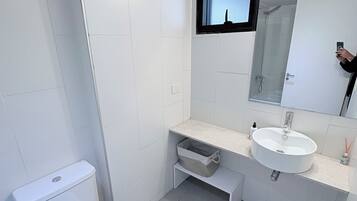 Departamento clásico, vista a la ciudad | Baño | Secadora de cabello, toallas, jabón, shampoo