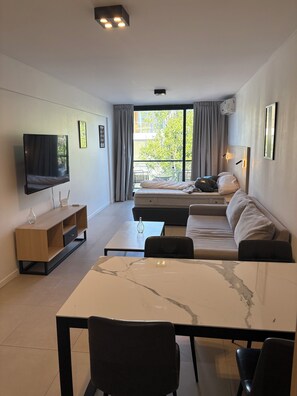 Departamento clásico, vista a la ciudad | Área de sala de estar