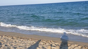 A beach with sand and waves. - Home 10 minutes from the beaches, between sea and mountains—downtown + garages (Perpignan)