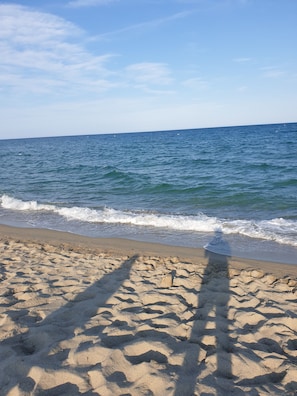 Ein Strand mit Sand und Wellen.