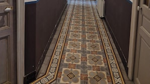 A hallway with patterned flooring, white walls, and a ceiling light. - Home 10 minutes from the beaches, between sea and mountains—downtown + garages (Perpignan)
