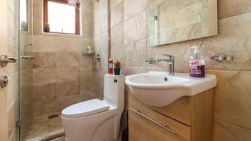 Classic-Apartment, Terrasse, Stadtblick | Badezimmer | Dusche, kostenlose Toilettenartikel, Hausschuhe, Handtücher